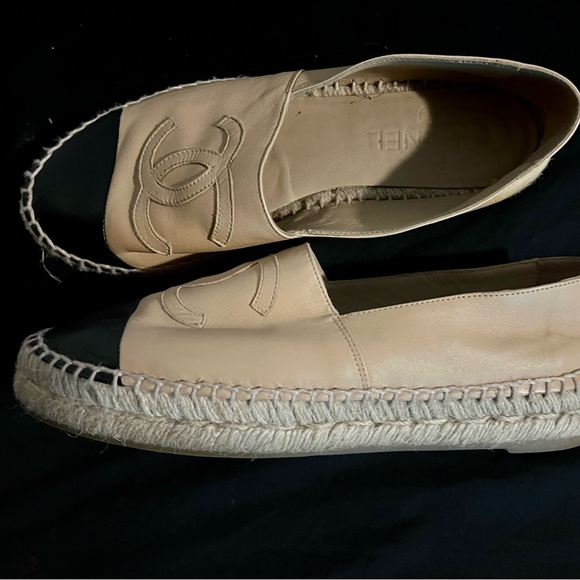 CHANEL Black and Tan Espadrilles Size 38 soft lamb skin flats, Iconic styles. - Picture 3 of 4